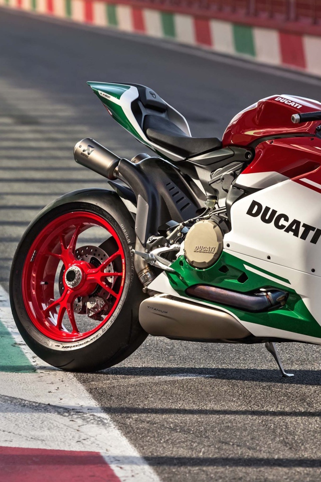 Мотоцикл Ducati 1299 на гоночной трассе
