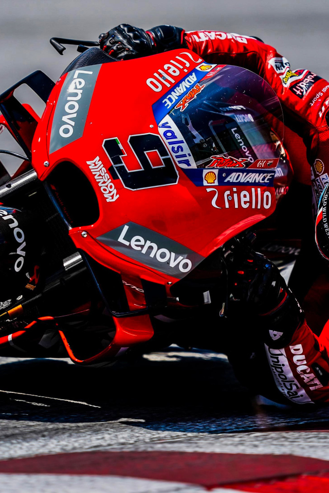 Гонщик на мотоцикле Ducati Corse 