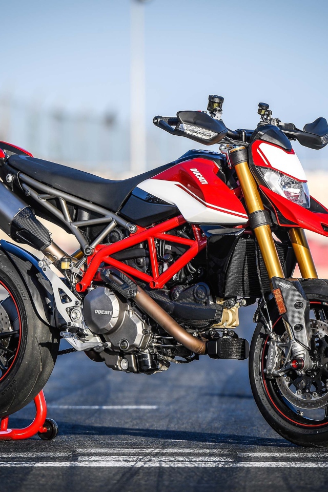 Мотоцикл Ducati Hypermotard 950 SP, 2019 года на асфальте