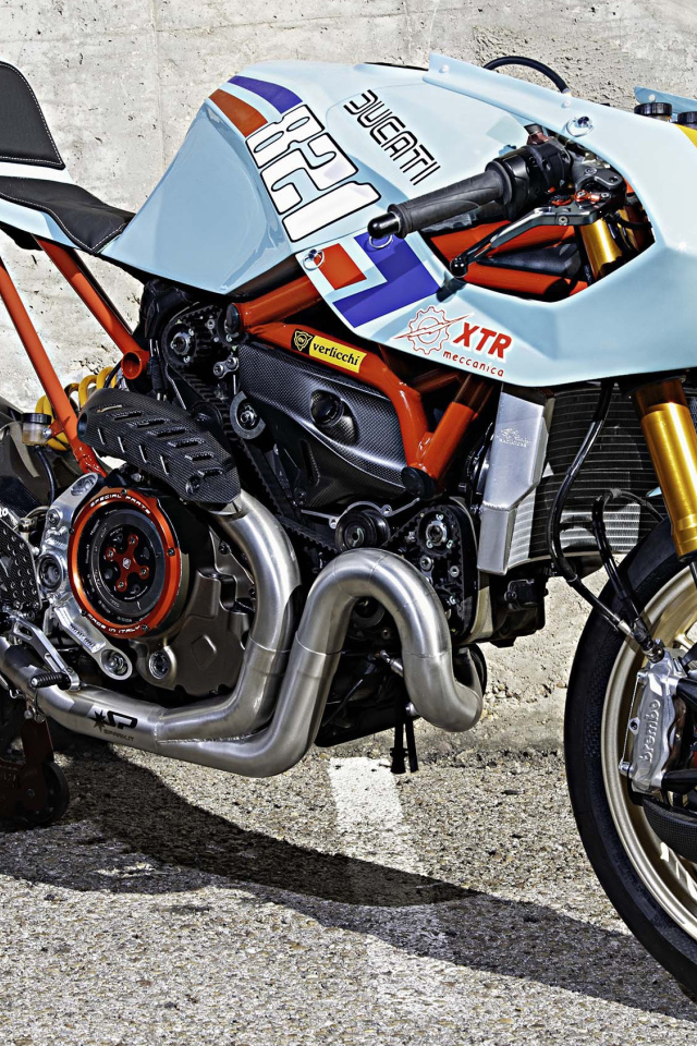 Мотоцикл  Ducati Monster 821 Pantah у стены 