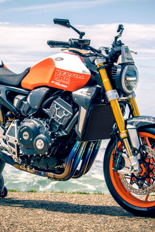 Большой мотоцикл Honda CB1000R 2019 года у моря