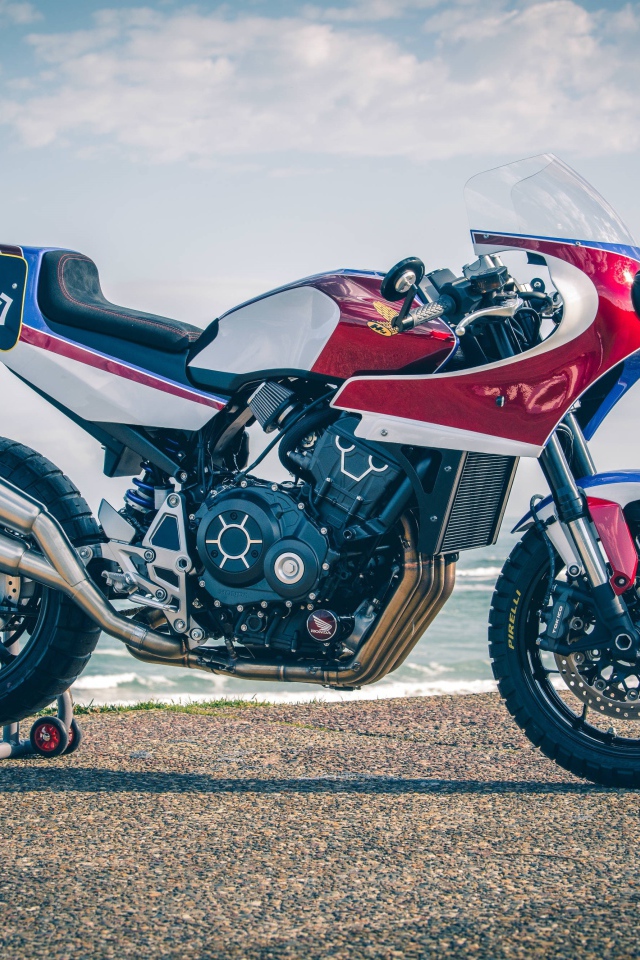 Большой мотоцикл Honda CB1000R Dirt Endurance 2019 года у воды