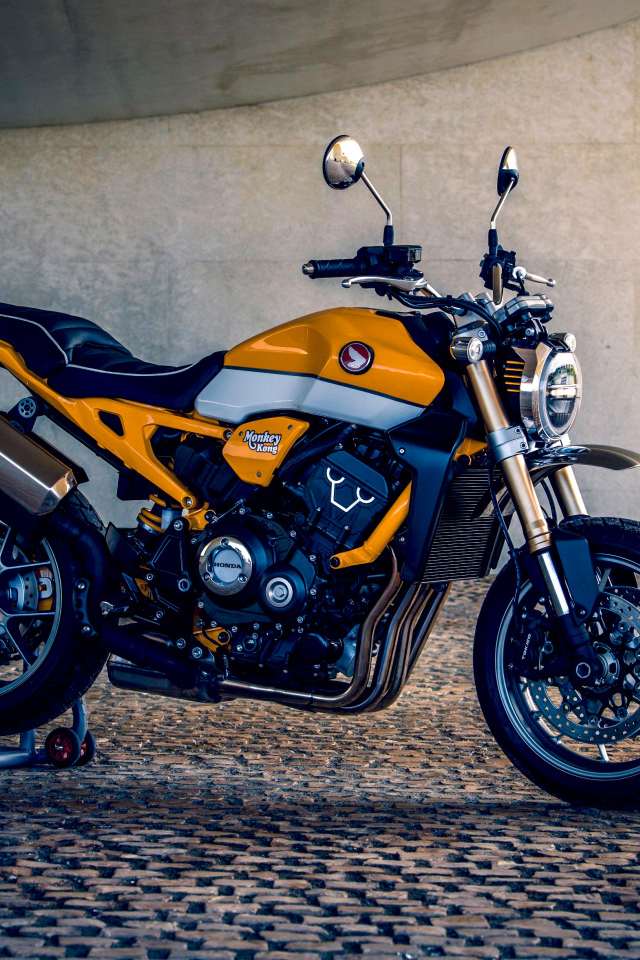 Мотоцикл Honda CB1000R Monkey Kong 2019 года у стены