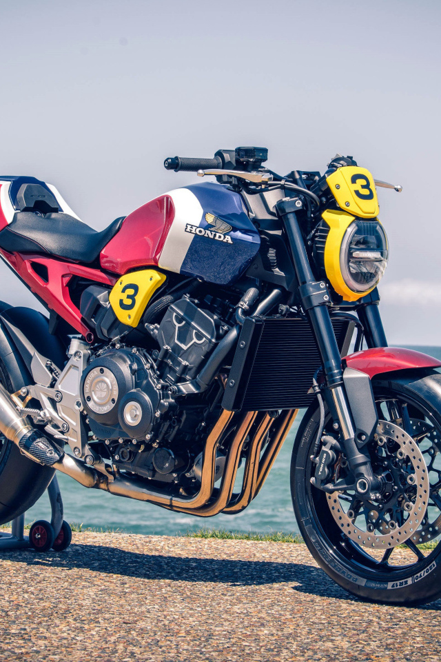 Мотоцикл  Honda CB1000R 2019 года у моря