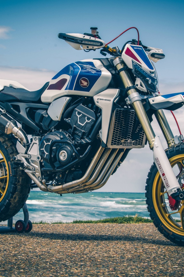 Мотоцикл Honda CB1000R 2019 года на берегу океана