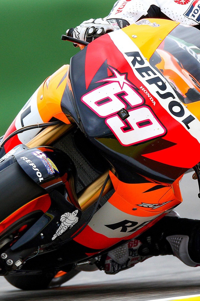 Мотоциклист на мотоцикле Honda MotoGP 2019 года на гоночной трассе