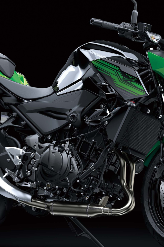Большой мотоцикл Kawasaki Z400 на черном фоне