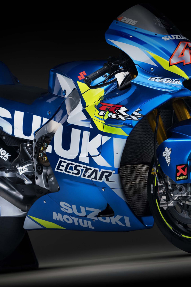 Синий мотоцикл  Suzuki GSX-RR, 2019 года на сером фоне