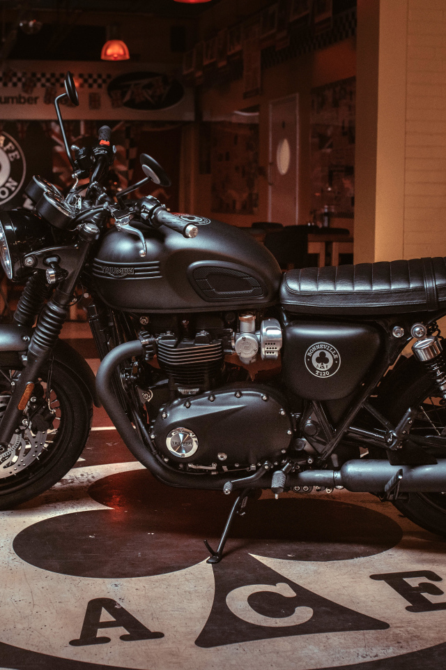 Черный мотоцикл Triumph Bonneville T120, 2019 года