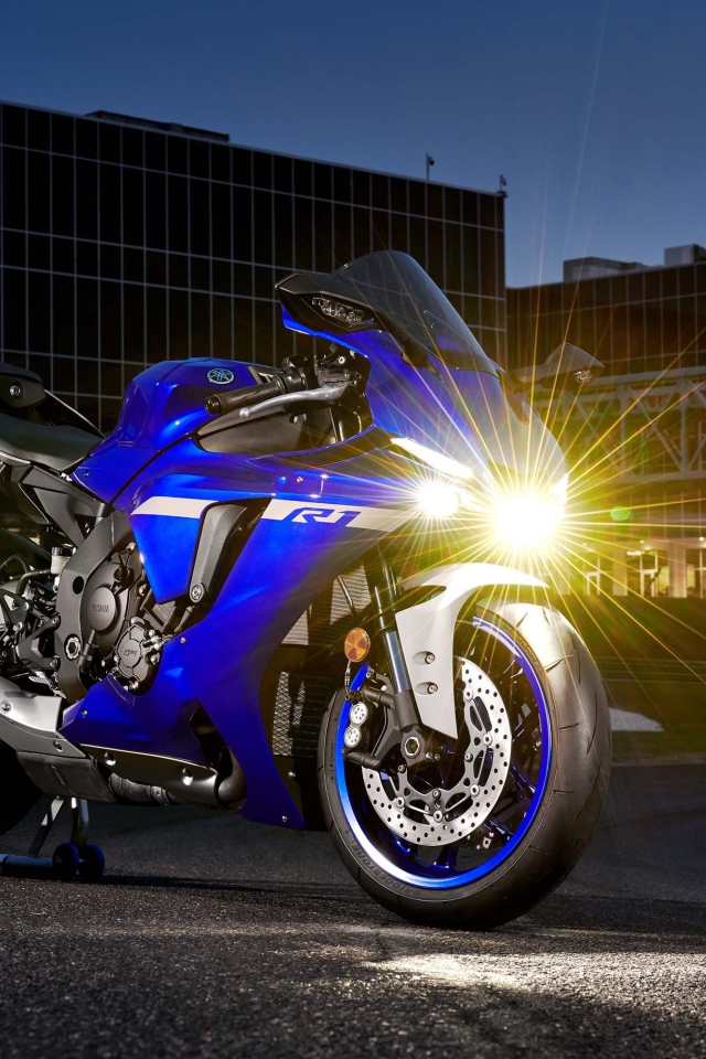 Мотоцикл Yamaha YZF-R1 2020 года с включенной фарой