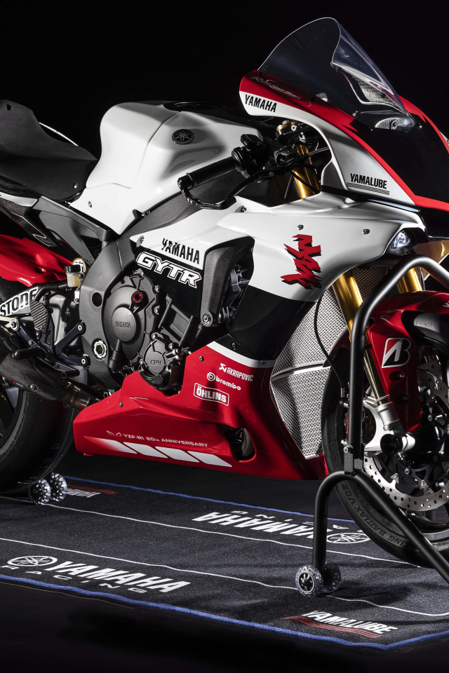 Мотоцикл Yamaha YZF-R1 GYTR, 2019 года на черном фоне