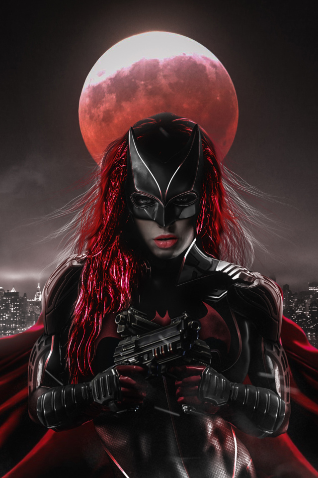 Персонаж Бэтвумен на фоне луны