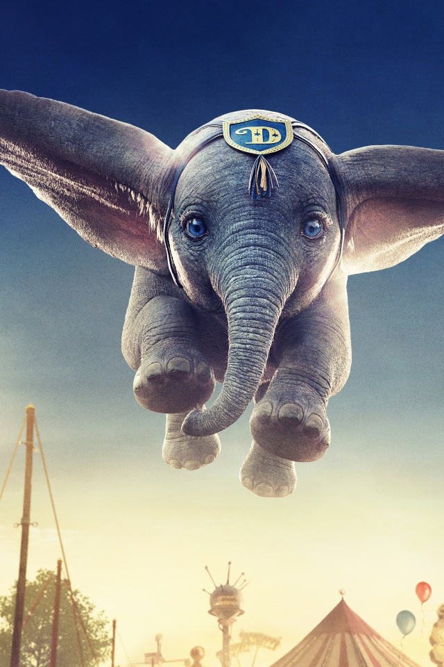 Серый маленький слоненок Дамбо в воздухе 