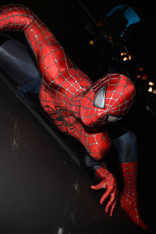 Человек паук поднимается по стене