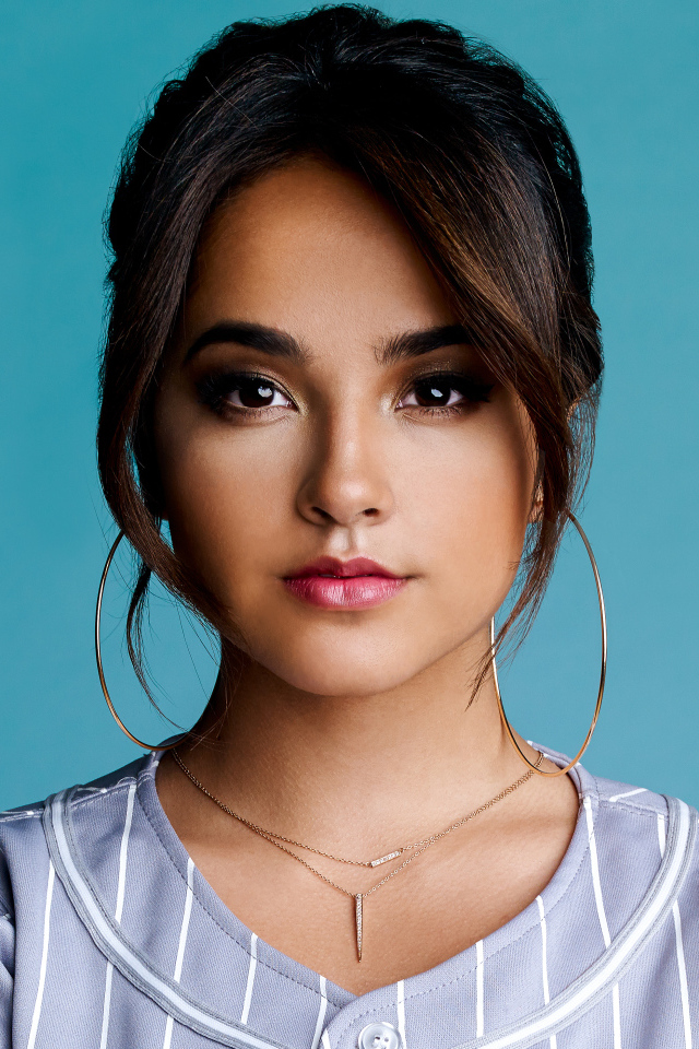 Американская певица Бекки Джи на голубом фоне