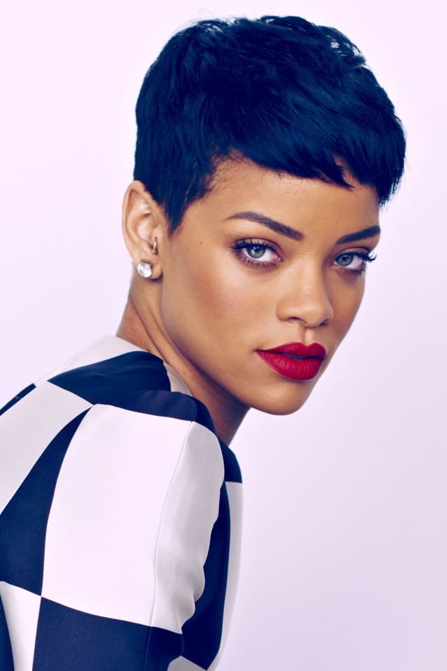 Красивая яркая брюнетка, певица Рианна с короткой стрижкой