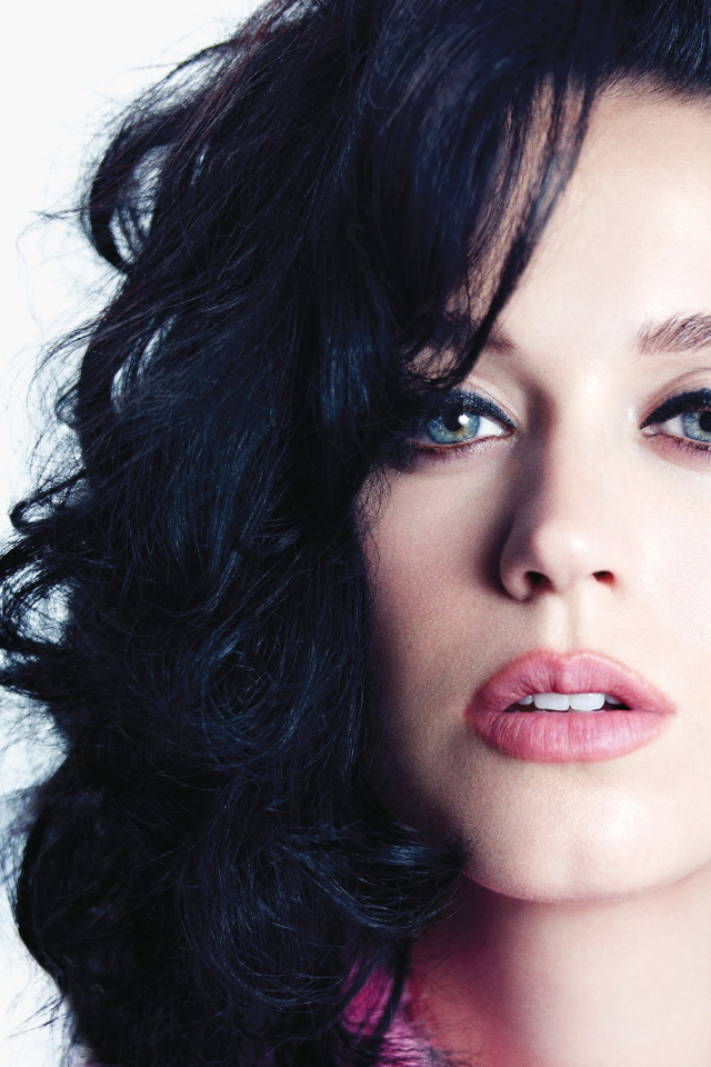 Красивая брюнетка, певица Кэти Перри лицо крупным планом