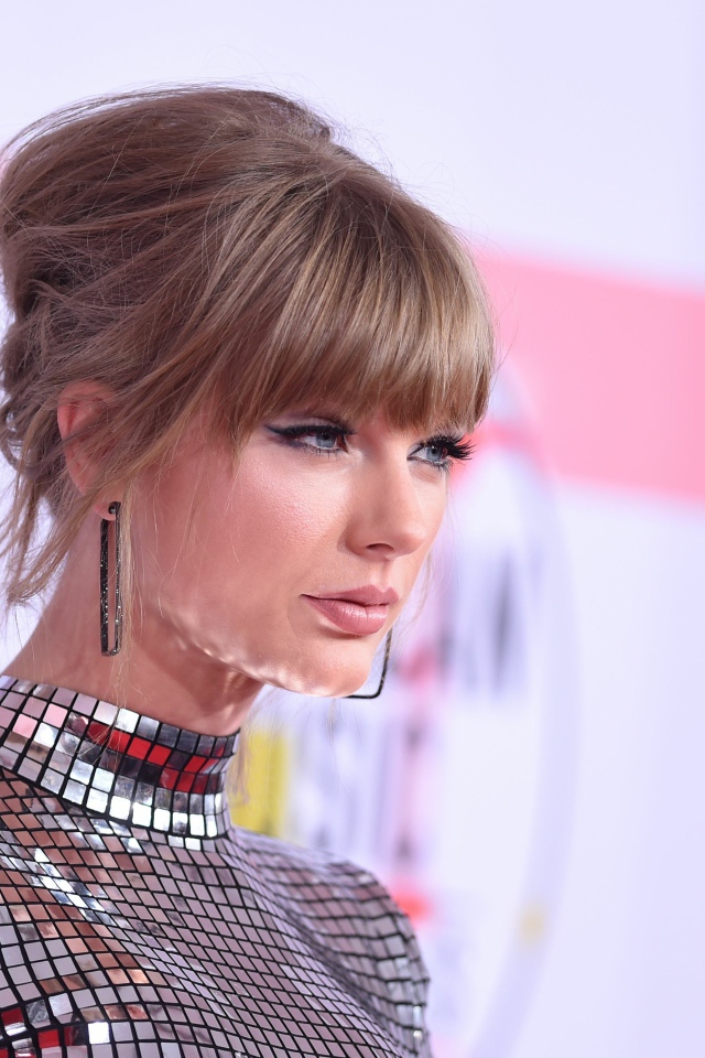 Красивая девушка в ярком наряде, певица Тейлор Свифт