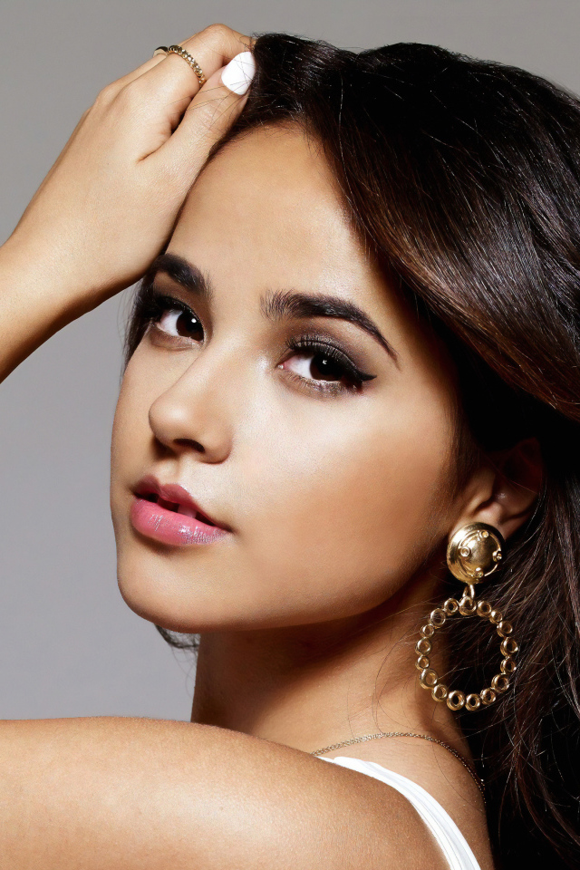 Красивая девушка, певица Бекки Джи на сером фоне