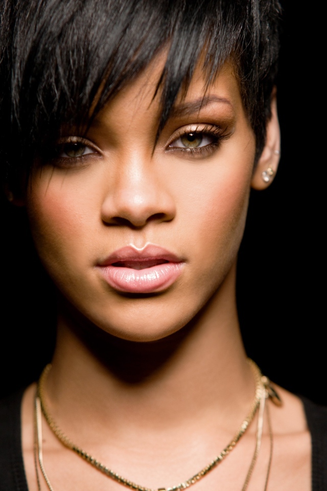 Красивая девушка певица Рианна с короткой стрижкой