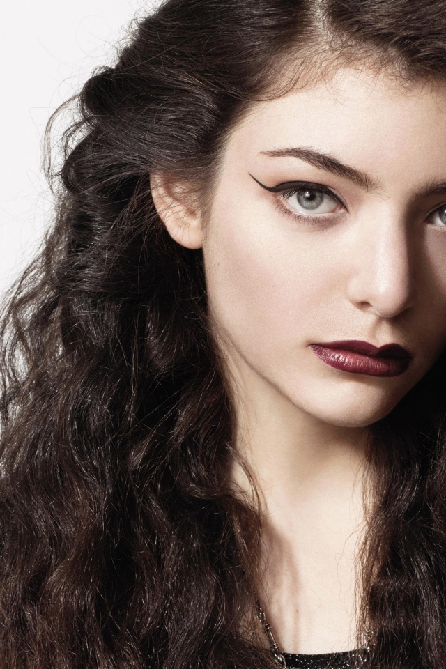 Красивая  длинноволосая девушка, певица Лорд