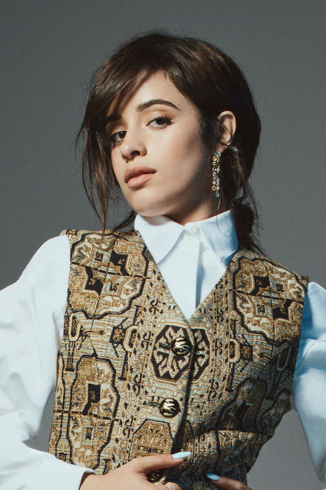 Красивая певица Камила Кабельо на сером фоне