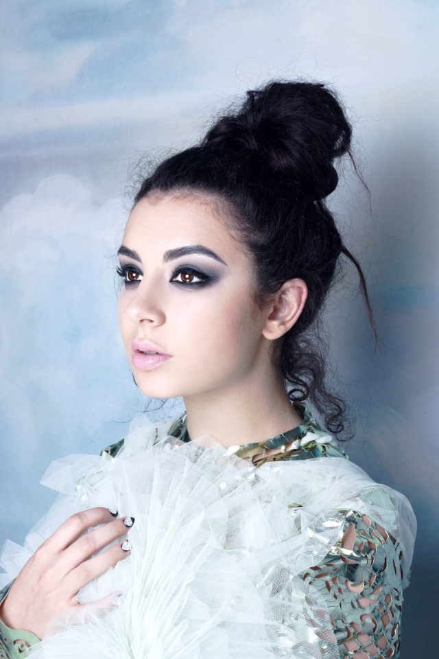 Красивая молодая девушка исполнительница Charli XCX 