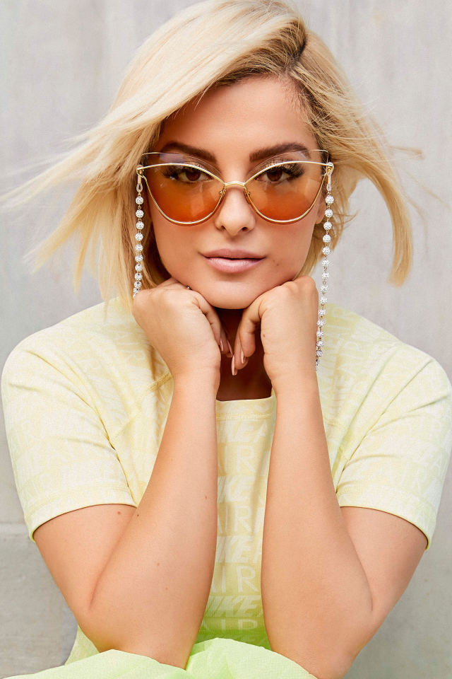 Красивая молодая певица Биби Рекса в очках