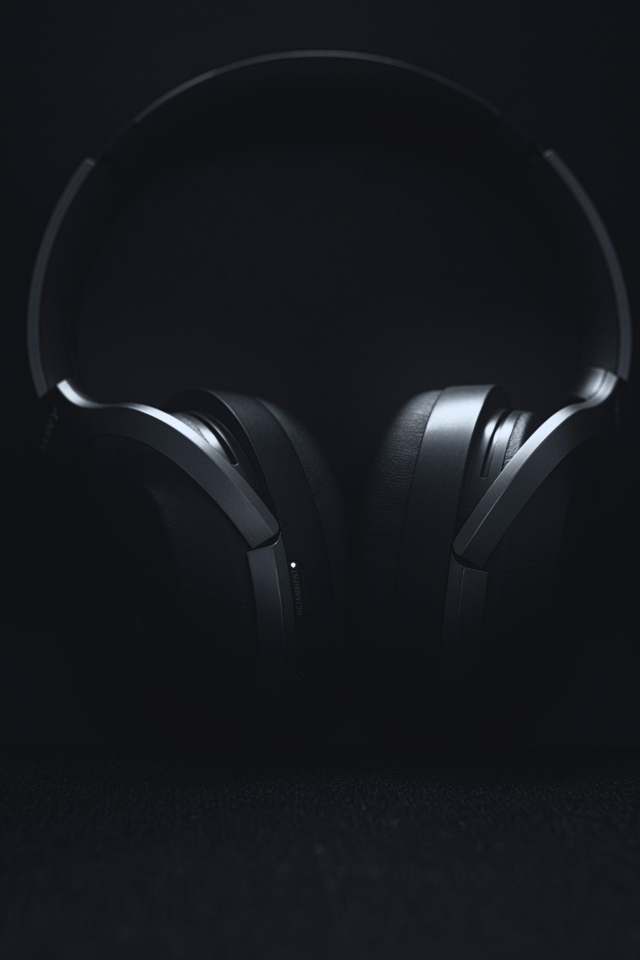 Черные большие наушники на черном фоне
