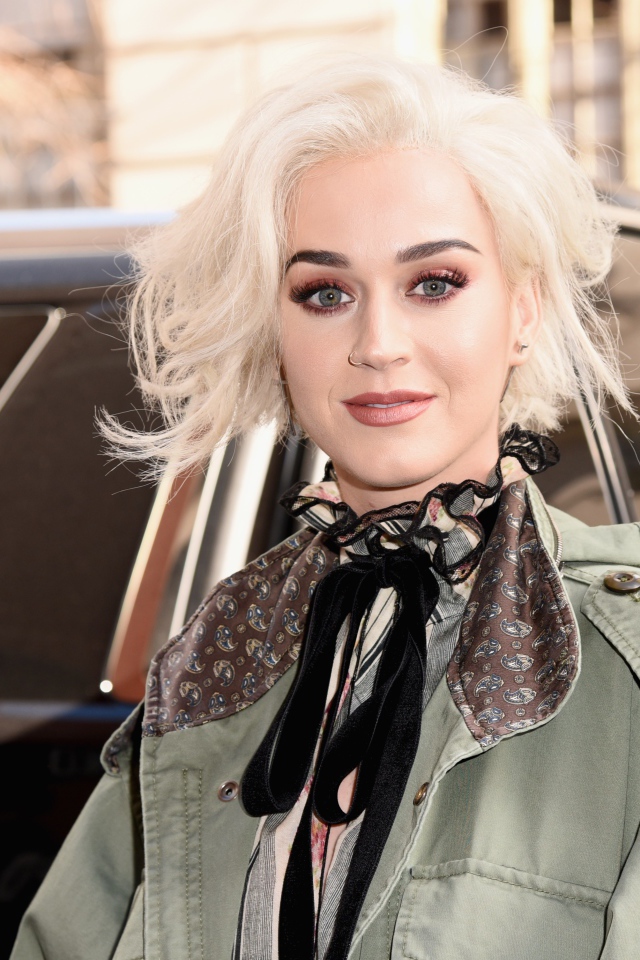 Блондинка Кэти Перри у машины