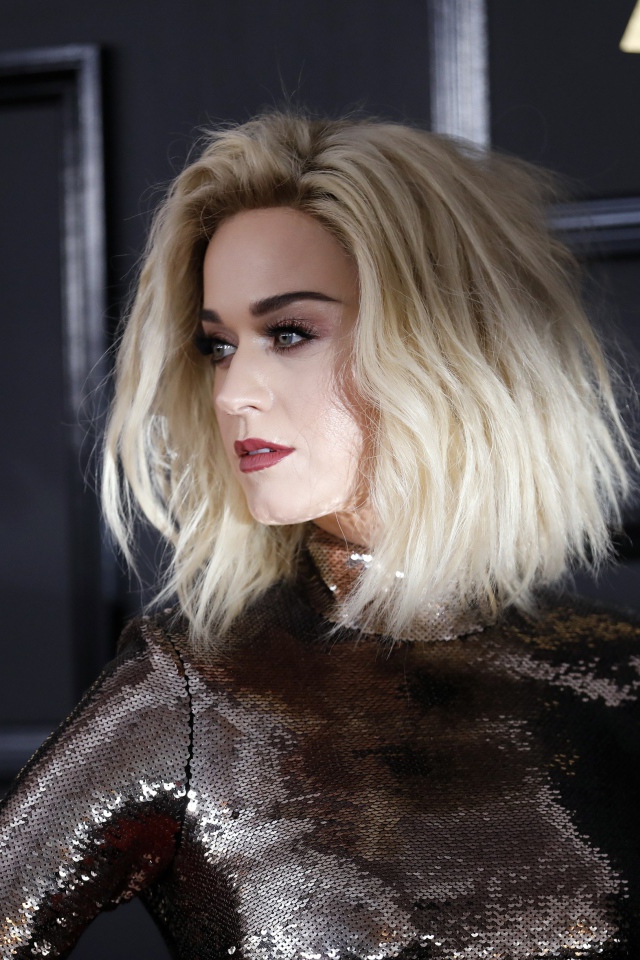 Блондинка Кэти Перри в блестящем платье