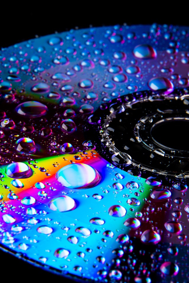 Яркая поверхность диска в каплях воды