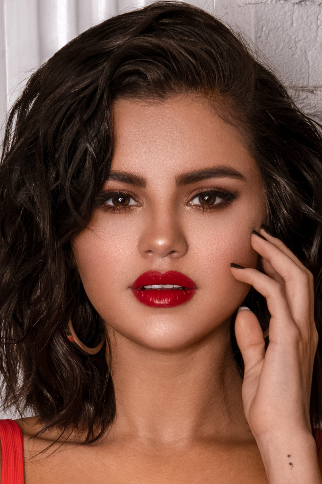 Яркая горячая девушка, певица Селена Гомес у стены 