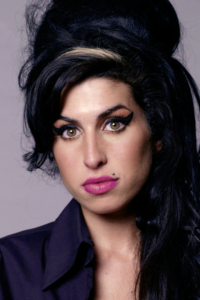 Британская певица Эми Уайнхаус с длинными черными волосами