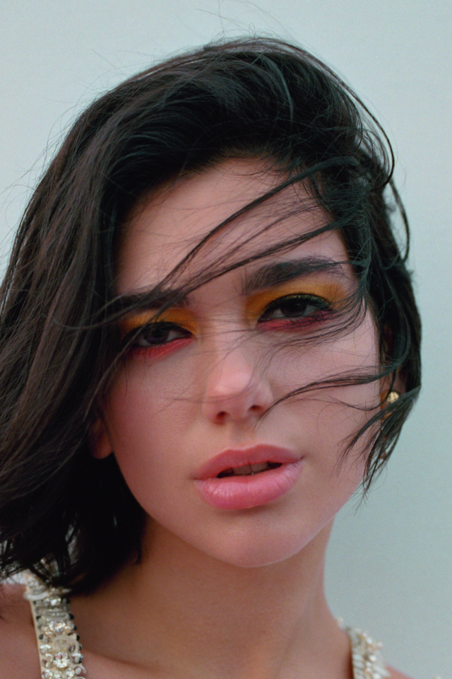 Британская певица Дуа Липа с волосами на лице