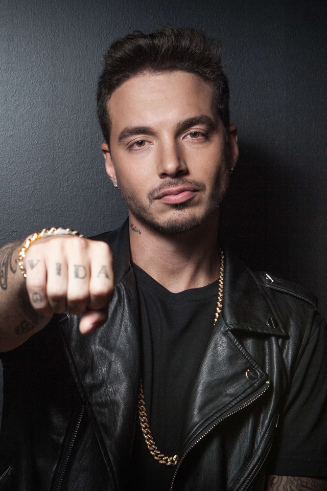 Колумбийский певец Джей Бальвин в черной кожаной куртке