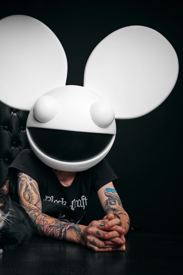 Диджей Дедмаус с котом на черном фоне