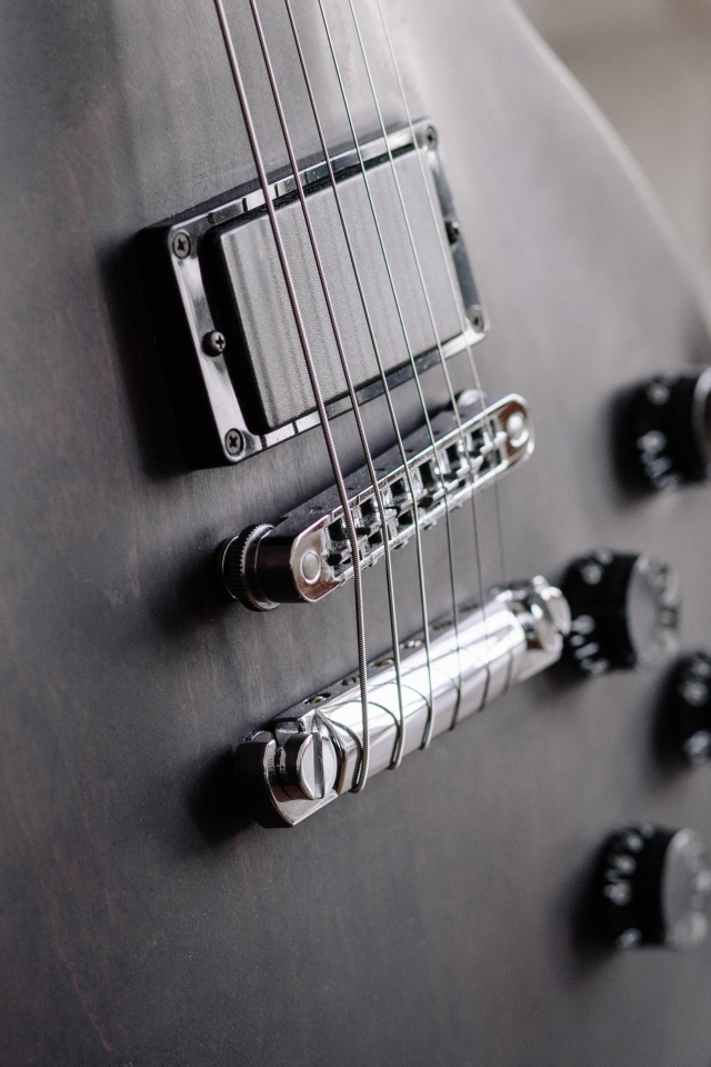 Струны электрогитары крупным планом