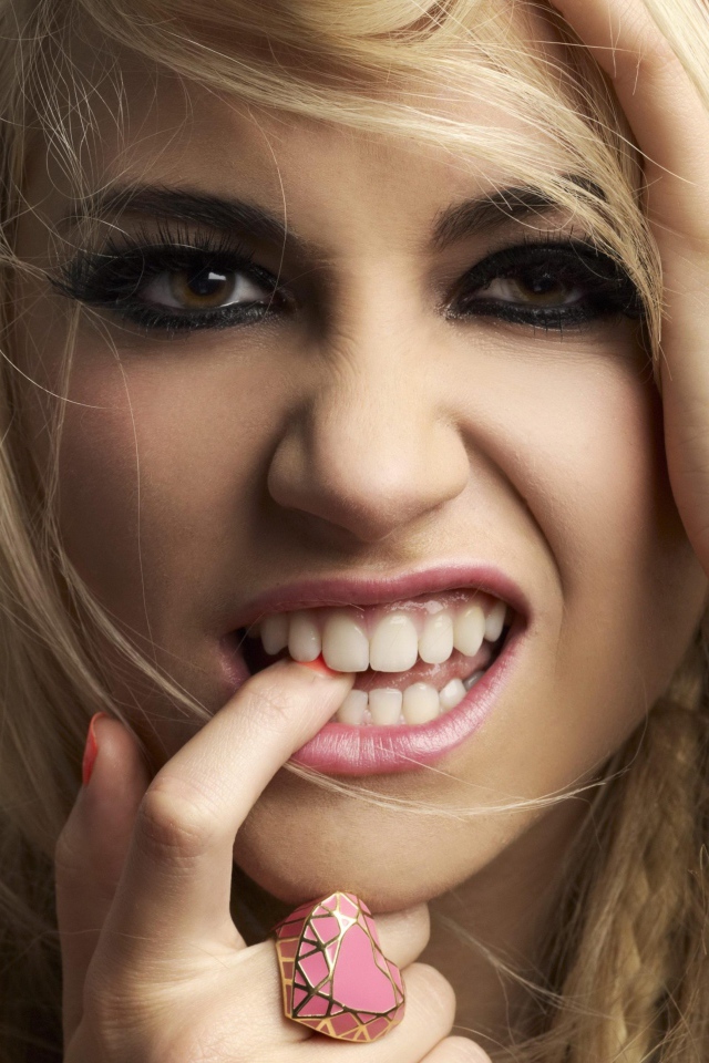 Горячая девушка певица Пикси Лотт