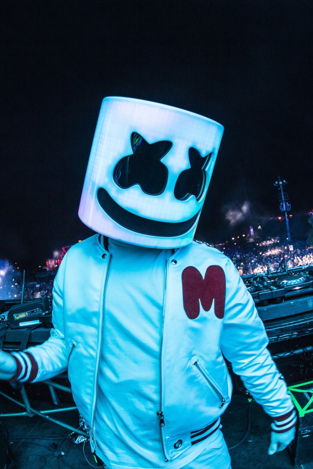 Мужчина диджей в маске маршмеллоу 