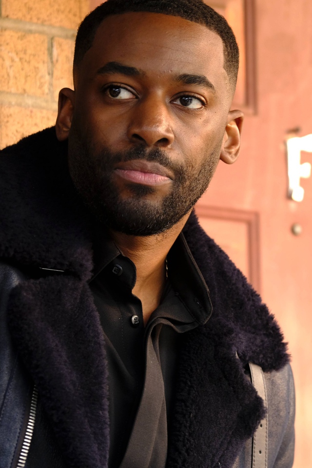 Музыкант Эшли Томас в черной куртке