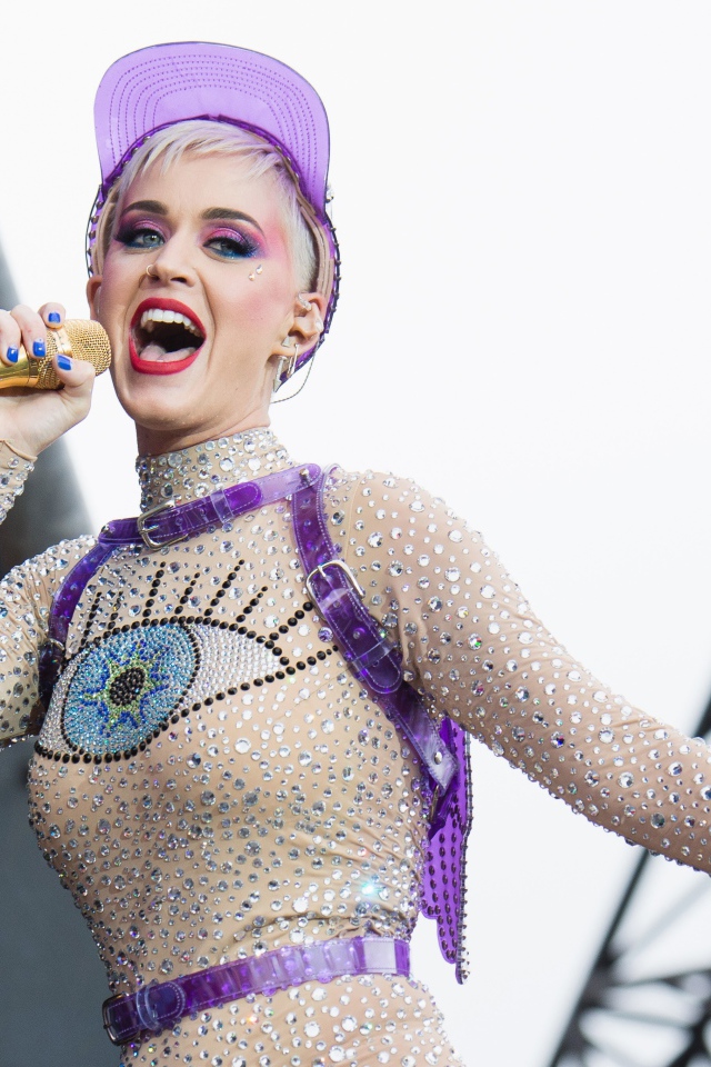 Эпатажная певица Кэти Перри выступает на сцене