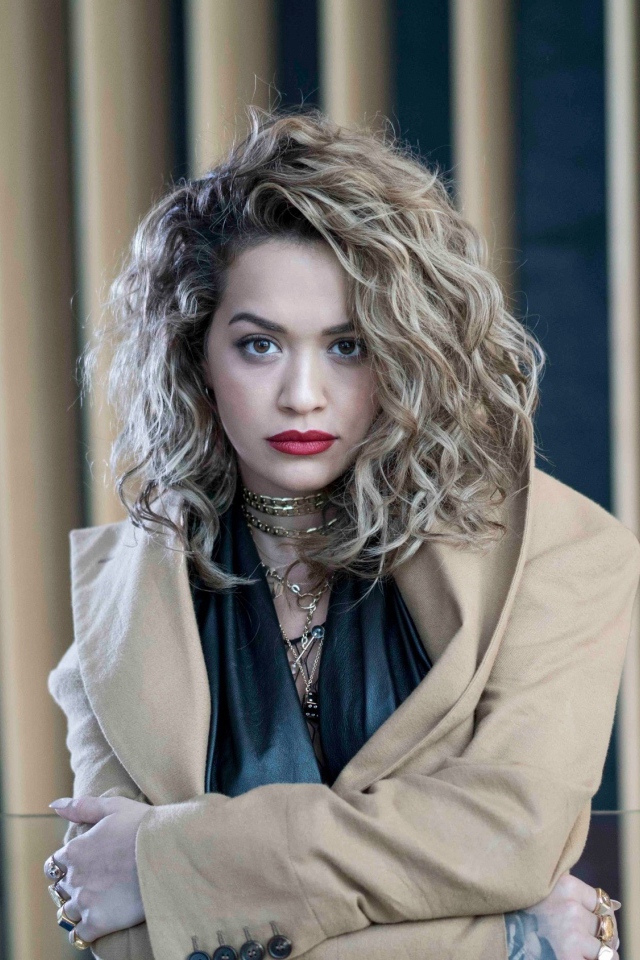 Популярная исполнительница Рита Ора в пальто 