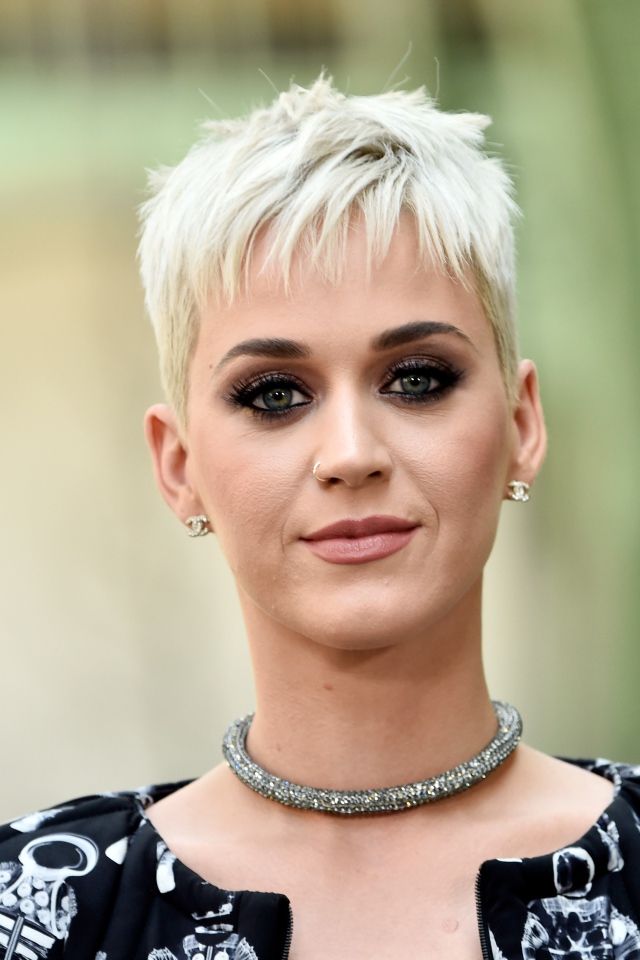 Милая девушка Кэти Перри с короткой стрижкой