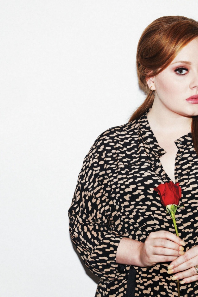 Певица Адель с красной розой в руке