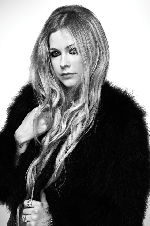 Певица Аврил Лавин в шубе черно - белое фото 