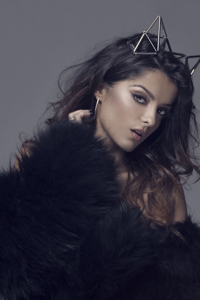 Певица Биби Рекса на сером фоне