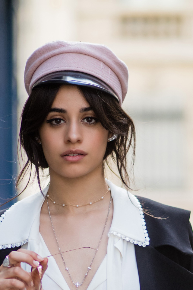 Певица Камила Кабельо в кепке