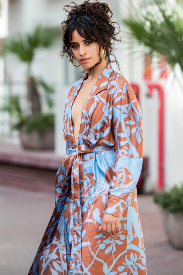 Певица Камила Кабельо в пальто на улице