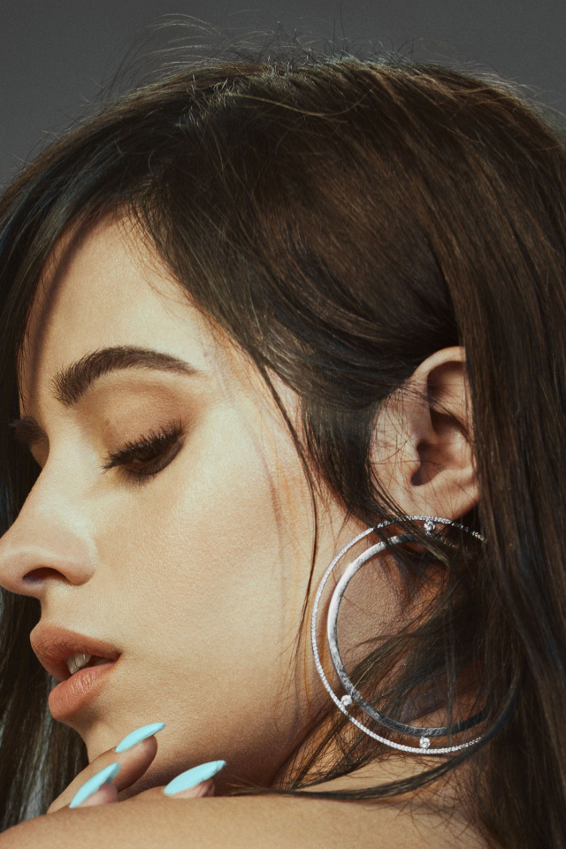 Певица Камила Кабельо на сером фоне крупным планом 